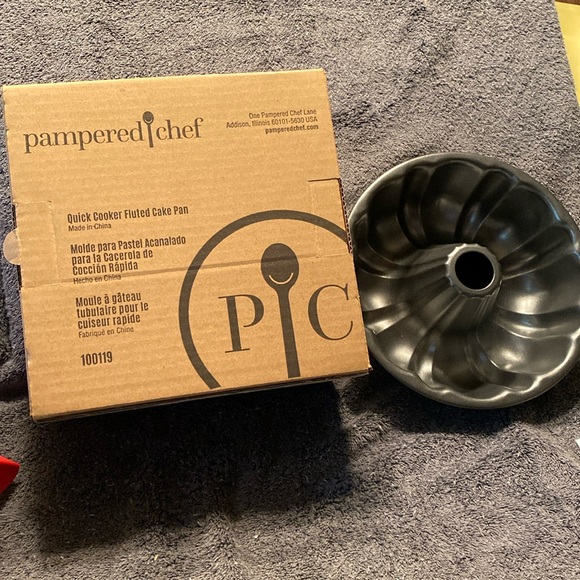 Never Used Pampered Chef Fluted Cake Pan - Picture 3 of 11